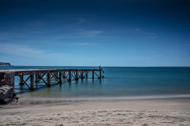 긴 노출 사진. 물에 유백색 효과가있는 폰톤에서. - boardwalk pontoon bridge landscape sky 뉴스 사진 이미지