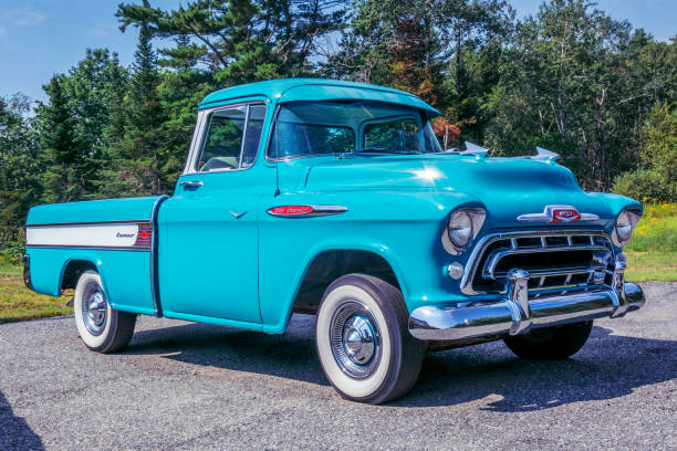 1957 chevrolet 3124 cameo pick-up - antique brooch jewelry cameo photos et images de collection