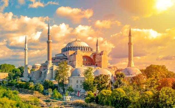 arquitectura de día soleado y santa sofía en eminonu, estambul, turquía - palacio de topkapi fotografías e imágenes de stock