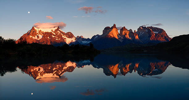 sunrise & scintillio delle montagne nel parco nazionale torres del paine, patagonia - mountain alpenglow glowing lake foto e immagini stock