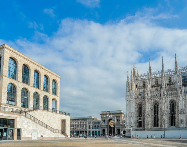 milão com vista para o museu do século xx e da catedral - milan italy cathedral duomo of milan night - fotografias e filmes do acervo