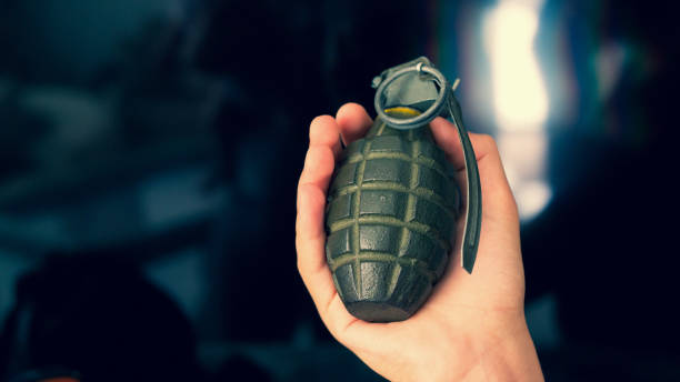 grenade à main et fond noir - grenade à main photos et images de collection