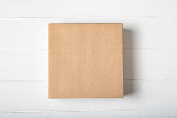 白い背景に正方形のカートンボックス。デザイン空間 - packer ストックフォトと画像