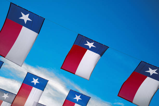 banderas de texas colgando contra el cielo azul - lone star symbol fotografías e imágenes de stock