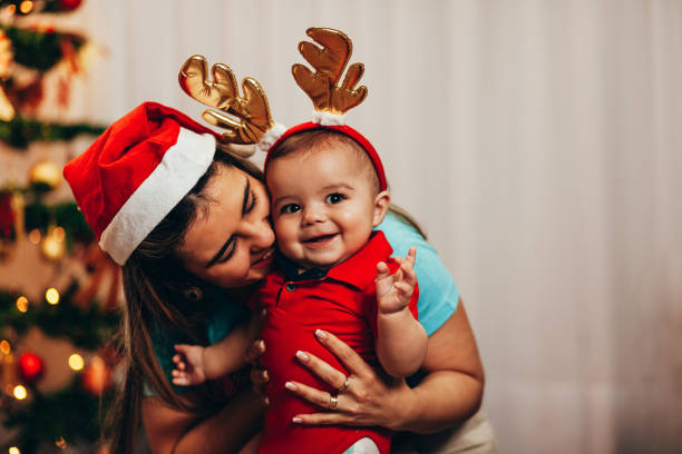 クリスマス休暇に自宅で遊ぶ母親と彼女の赤ちゃん - child tree cheerful offspring ストックフォトと画像