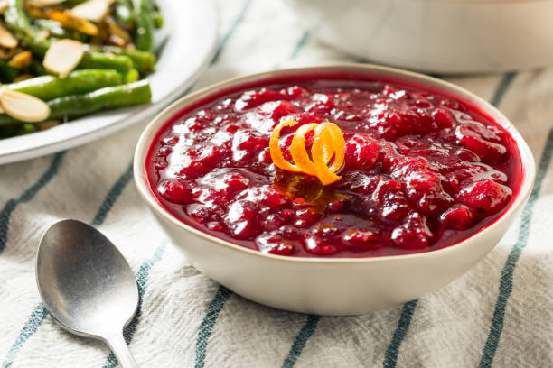 домашний соус клюквы благодарения - cranberry sauce стоковые фото и изображения