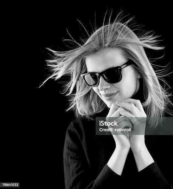 Blonde Mädchen In Einem Schwarzen Rollkragenpullover Mit Retrosonnenbrille Stockfoto und mehr Bilder von Attraktive Frau