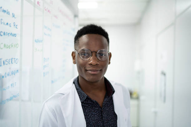 портрет ученого в лаборатории - scientist chemist doctor lab coat стоковые фото и изображения