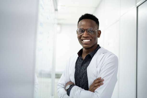 retrato de um cientista de sorriso no laboratório - jaleco de laboratório - fotografias e filmes do acervo