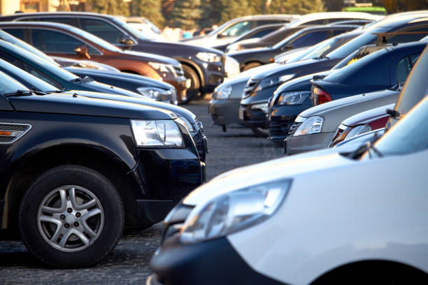 lotes dos carros em um lote de estacionamento aberto, foco seletivo - an - fotografias e filmes do acervo