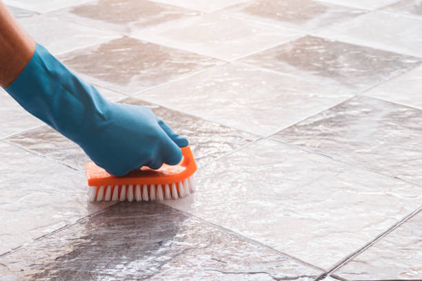 limpieza del suelo de baldosas. - tiled floor tile floor grout fotografías e imágenes de stock