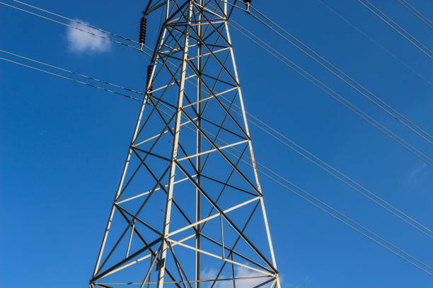 torre elettrica ad alta tensione della linea elettrica e cieli blu chiaro in una bella giornata di sole - epg foto e immagini stock