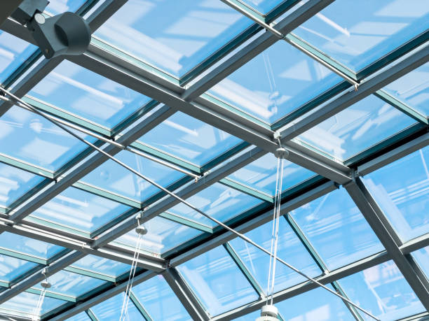 крупным планом вид на современную прозрачную стеклянную крышу - dome glass ceiling skylight стоковые фото и изображения