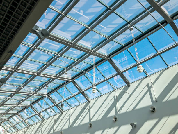 plafond de verre transparent du bâtiment moderne - puits de lumière photos et images de collection
