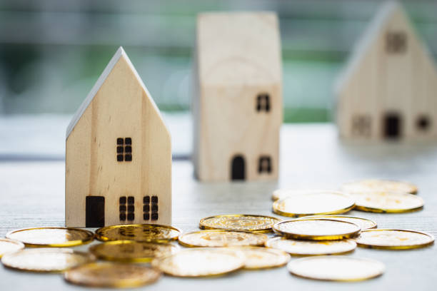 Finance business real estate investment concept, House model with stack money coins. miniature wooden home show for selling. Ideas for offers of mortgage investment, building to buy new residential concepto de inversión inmobiliaria de negocios financieros, modelo de casa con monedas de dinero de pila. espectáculo casero de madera en miniatura para la venta. ideas para ofertas de inversión hipotecaria, construcción para comprar nuevos residencial