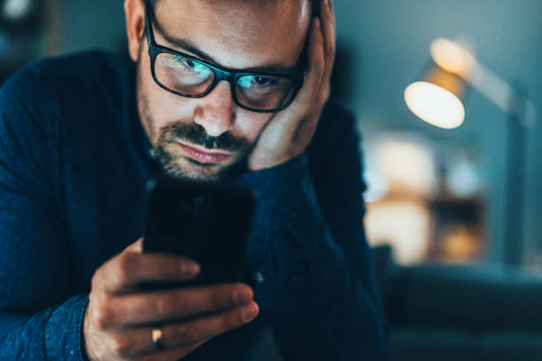 wysyłanie wiadomości tekstowych - watch watching businessman young adult zdjęcia i obrazy z banku zdjęć