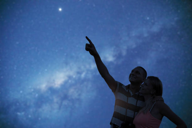 couples sous les étoiles de la voie lactée. mon travail d'astronomie. - des etoiles dans les yeux photos et images de collection