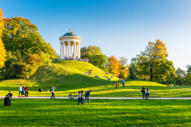 templo de monopteros en múnich - englischer garten fotografías e imágenes de stock