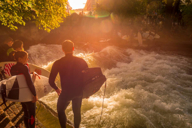 surfista no rio de eisbach em munich - englischer garten - fotografias e filmes do acervo