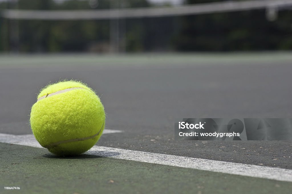 Крупным планом на теннисный мяч на Серия base - Стоковые фото Асфальт роялти-фри