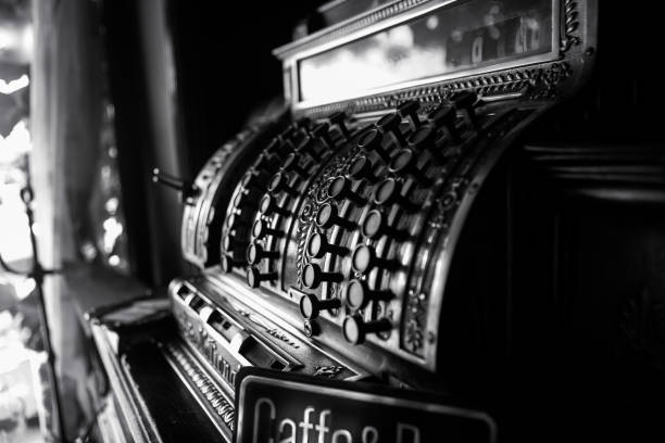 古い19世紀のレジの白黒画像。レジボタンに選択的なフォーカス。 - cash register old fashioned antique shopping ストックフォトと画像