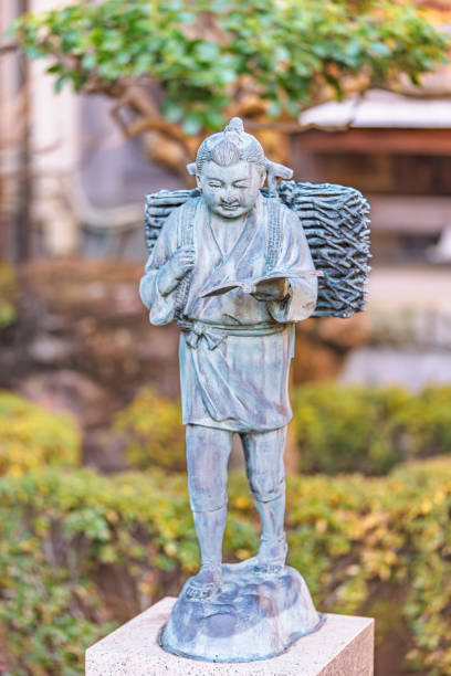 statue der ökonomin ninomiya kinjiro in tokio - bronze star stock-fotos und bilder