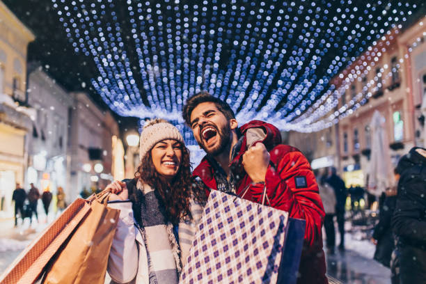 istock Christmas evening shopping 1186486914