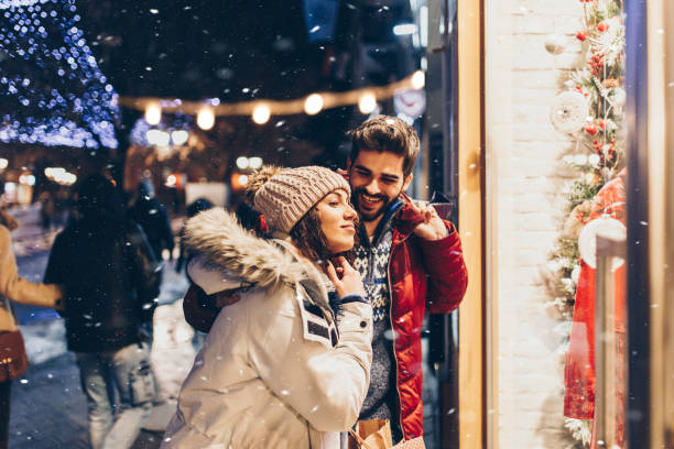 istock Christmas evening shopping 1186486915