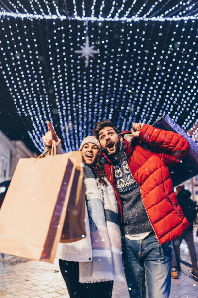 istock Christmas evening shopping 1186486930
