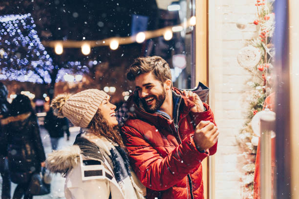 istock Christmas evening shopping 1186486938