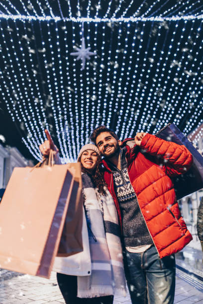 istock Christmas evening shopping 1186486939