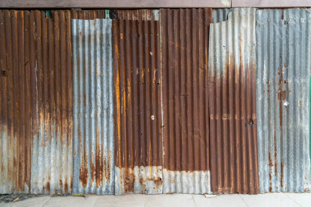 placa de hierro galvanizado oxidado, mancha roja en la textura de la pared de la chapa metálica vieja. - corrugated iron rust rusty metal fotografías e imágenes de stock