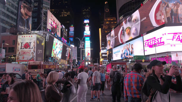 migające reklamy i kolorowe billboardy wzdłuż chodnika na times square - times square flash zdjęcia i obrazy z banku zdjęć