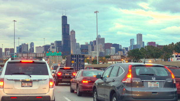 fpv: cars stuck in traffic jam on congested highway towards chicago city skyline - traffic jam traffic sports utility vehicle car imagens e fotografias de stock
