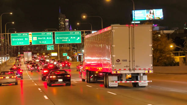 pov: stuck in traffic jam on busy multiple lane highway towards chicago skyline - traffic jam traffic sports utility vehicle car imagens e fotografias de stock