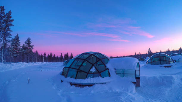 glass igloo at kakslauttanen arctic resort finland during magical polar twilight - igloo imagens e fotografias de stock