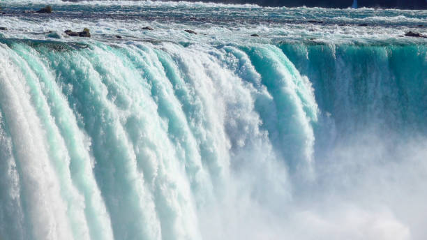 cerca: poderosa cascada de aguas bravas de las cataratas del niágara que cae sobre un borde escarpado - large waterfall fotografías e imágenes de stock