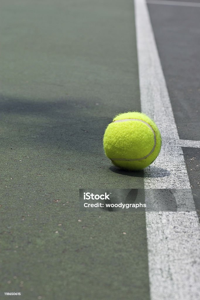 Balle de Tennis juste au-delà de la ligne de base - Photo de Balle de tennis libre de droits