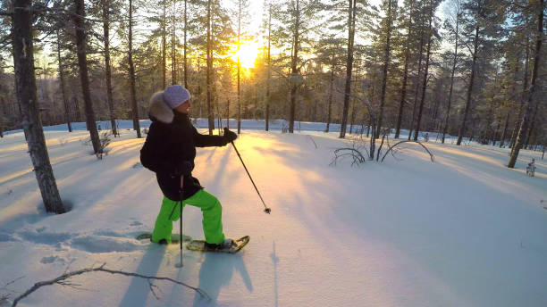 a mulher nova do closeup que snowshoeing através da paisagem nevado no nascer do sol dourado do inverno - snowshoeing winter sport snowshoe hiking - fotografias e filmes do acervo