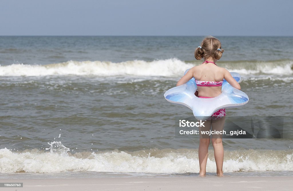 Dziewczynka na plaży - Zbiór zdjęć royalty-free (Dzieciństwo)