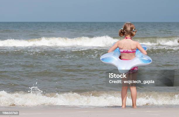 Dziewczynka Na Plaży - zdjęcia stockowe i więcej obrazów Dzieciństwo - Dzieciństwo, Dziecko, Dziecko w wieku szkoły podstawowej