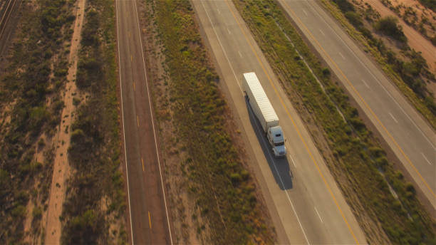 antenna: auto e semi-camion di trasporto che guidano su un'autostrada trafficata - truck close up fuel tanker semi truck foto e immagini stock
