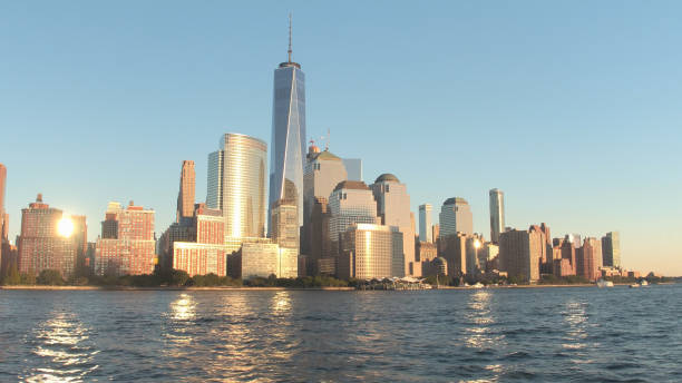 hyperlapse: distrito financiero del centro de manhattan resplandeciente en la puesta de sol dorada - manhattan dusk new york state sunrise fotografías e imágenes de stock