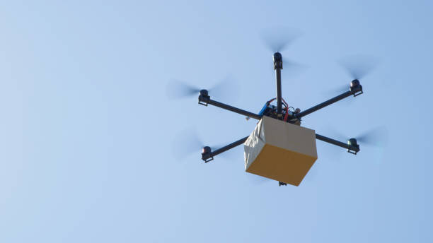 primo passo: futuristico pacco spedizione tramite drone elicottero. consegna del carico aereo - helicopter air vehicle business cargo container foto e immagini stock