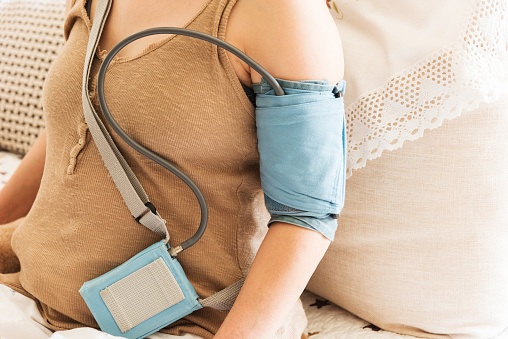 24-hour blood pressure monitoring for women with ambulatory blood pressure monitoring equipment