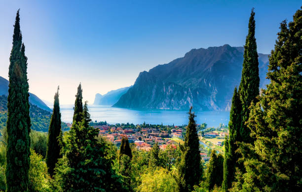 belle vue aérienne de torbole, du lac de garde (lago di garda) et des montagnes, italie - lac de garde photos et images de collection