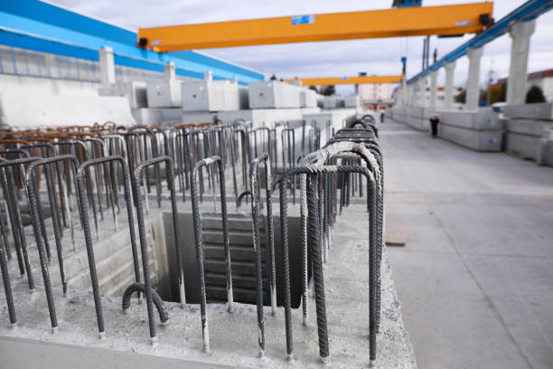 immagine a bassa profondità di campo (messa a fuoco selettiva) con acciaio progettato per cemento armato, in fabbrica. - basement concrete construction form foto e immagini stock