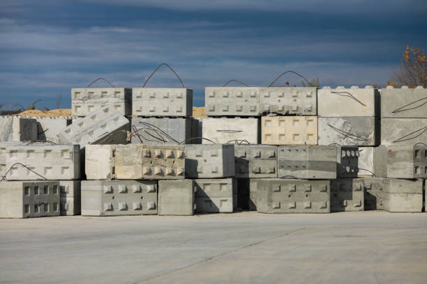 imagem de profundidade de campo (foco seletivo) com concreto armado utilizado na indústria da construção, em uma fábrica. - basement concrete construction form - fotografias e filmes do acervo