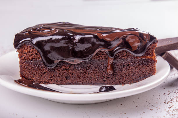 pedaço de bolo sachre sachertorte no prato whit. - sachertorte cake chocolate cake portion - fotografias e filmes do acervo