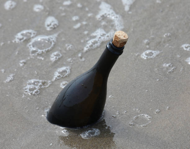 море и бутылка стекла с секретным сообщением - stranded message in a bottle island document стоковые фото и изображения